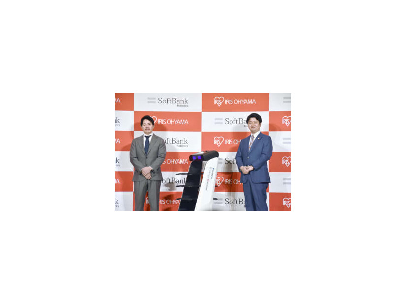 記者会見するアイリスオーヤマの大山晃弘社長（右）とソフトバンクロボティクスグループの冨沢文秀社長＝2日午後、東京都内