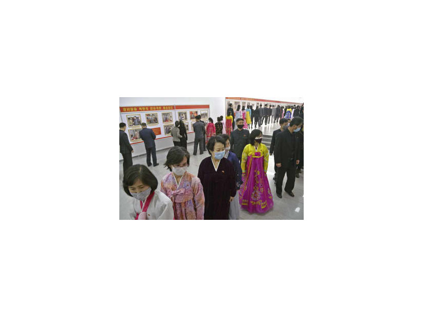 故金正日総書記の生誕80年を記念する写真展に訪れた人たち＝3日、平壌（共同）