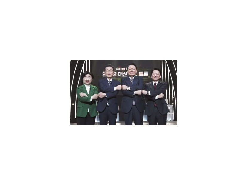 ソウルでの討論会に先立ち写真に納まる韓国大統領選の4候補。（右から）中道野党「国民の党」の安哲秀氏、最大野党「国民の力」の尹錫悦氏、与党「共に民主党」の李在明氏、革新系野党「正義党」の沈相ジョン氏＝3日（聯合＝共同）