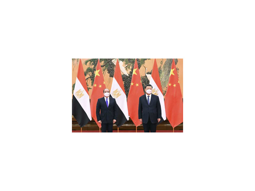 エジプトのシシ大統領（左）と写真に納まる中国の習近平国家主席＝5日、北京の人民大会堂（新華社＝共同）