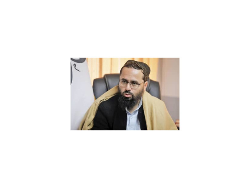 共同通信と単独会見するイスラム主義組織タリバン暫定政権勧善懲悪省のハーケフ・モハジル報道官＝5日、アフガニスタン・カブール（共同）