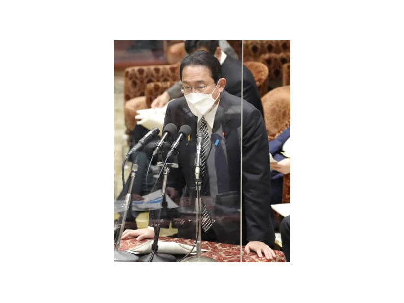 衆院予算委で答弁する岸田首相。新型コロナウイルスワクチンの3回目接種に関し、1日100万回の目標を今月後半に達成できるとの見通しを示した＝7日午後