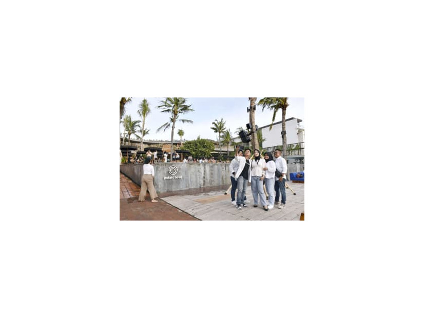 外国人観光客がほぼおらず、国内観光客でにぎわうインドネシア・バリ島のビーチクラブ＝2021年12月（共同）