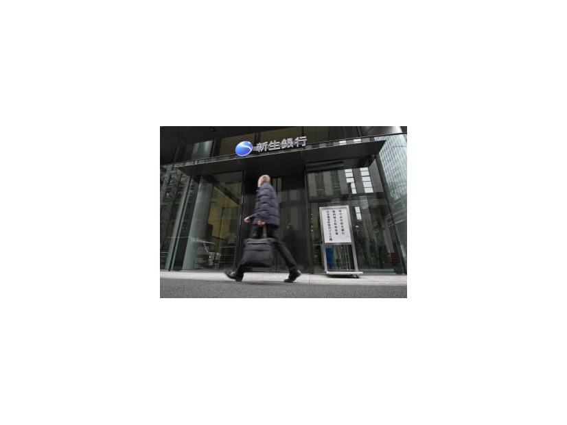 新生銀行の臨時株主総会の会場を示す看板＝8日午前、東京都中央区