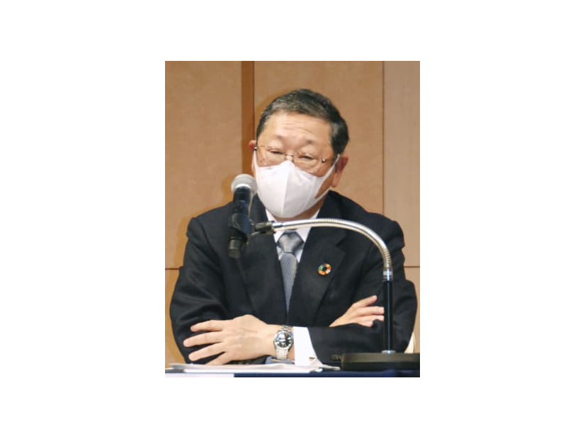 記者会見する西武HDの後藤高志社長＝10日午後、東京都港区