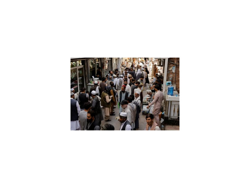 カブールにある外貨両替所に集まるアフガニスタンの市民＝2021年10月（ロイター＝共同）