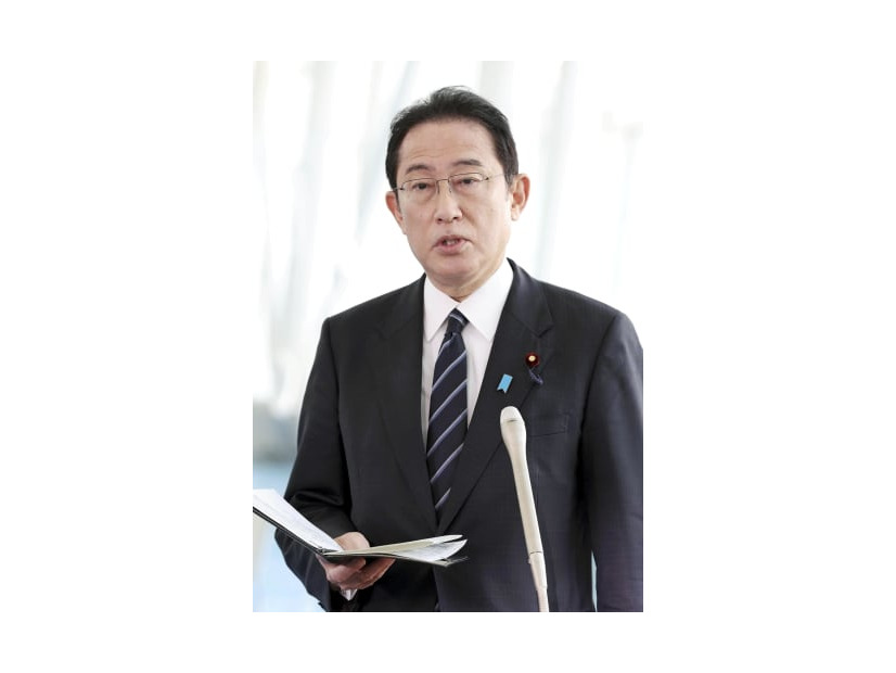 視察先の羽田空港で記者団の取材に応じる岸田首相＝12日午前（代表撮影）