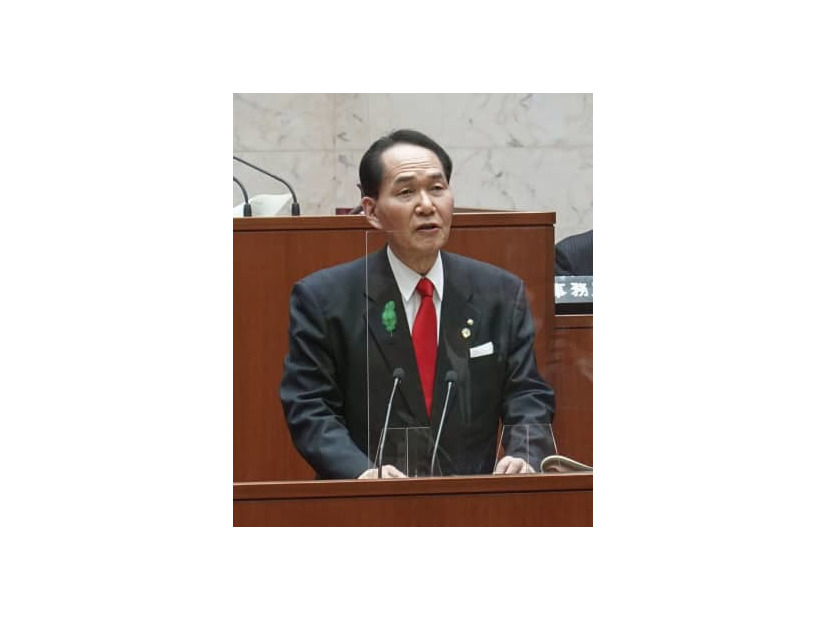 香川県議会本会議で、立候補しない意向を表明する浜田恵造知事＝16日午前、高松市