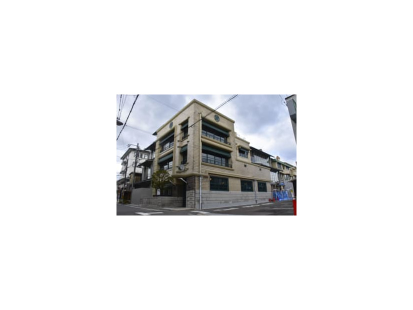 任天堂の旧本社ビルを改装し、4月に開業する高級ホテル「丸福樓」＝16日、京都市