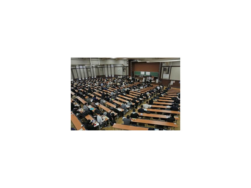 大学入学共通テストの開始を待つ受験生ら＝1月、東京都文京区の東大