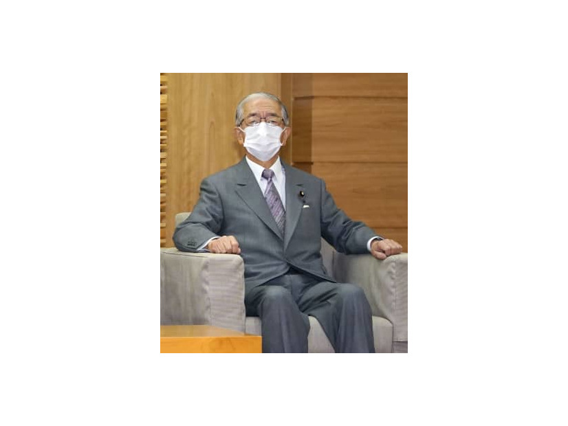 閣議に臨む金子農相＝22日午前、首相官邸