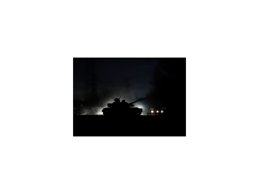 22日、親ロ派が支配するウクライナ東部のドネツクを走行する戦車（ロイター＝共同）