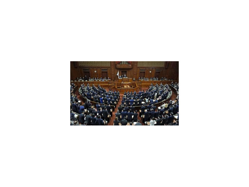 ロシア軍によるウクライナ侵略を非難する決議を採択した衆院本会議＝1日午後