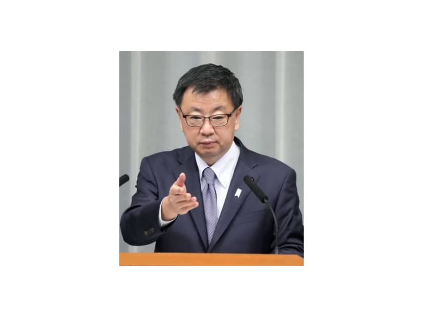 記者会見する松野官房長官＝1日午後、首相官邸