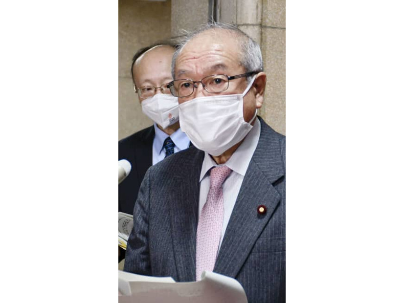 G7財務相・中央銀行総裁会議を終え、記者会見する鈴木財務相＝1日深夜、財務省