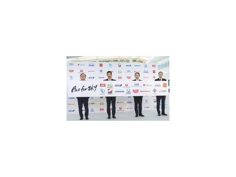 有志団体の設立発表後、記念撮影に応じる（右から）日本航空の赤坂祐二社長、全日本空輸の平子裕志社長ら＝2日午後、羽田空港