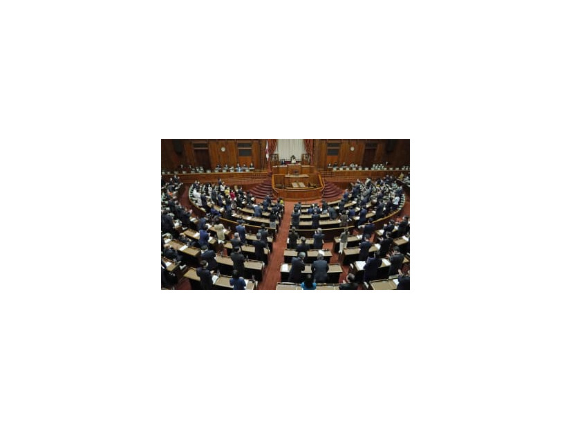 ロシア軍によるウクライナ侵攻を非難する決議を採択した参院本会議＝2日午後