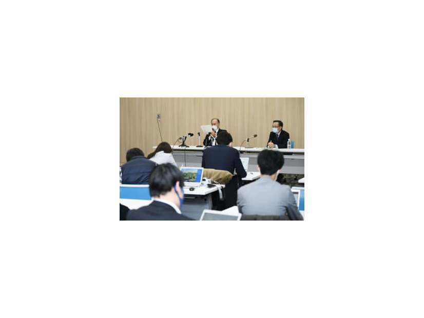 記者会見する旭川医科大の学長選考会議の奥村利勝議長（奥左）＝3日夜、北海道旭川市