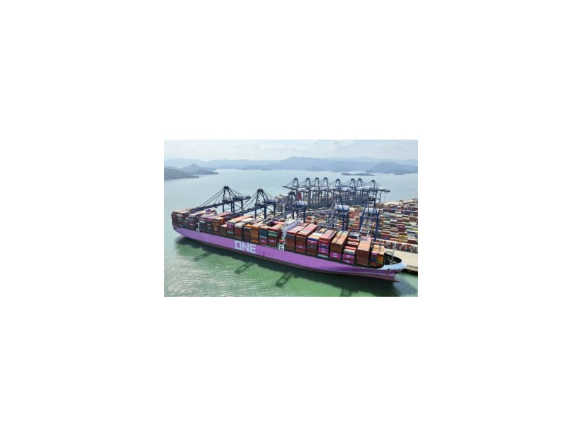 中国広東省深セン市の港に停泊するコンテナ船＝2月（CNS＝共同）