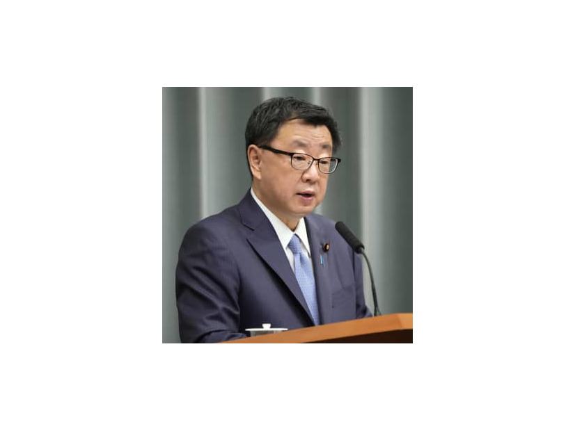 記者会見する松野官房長官＝8日午前、首相官邸