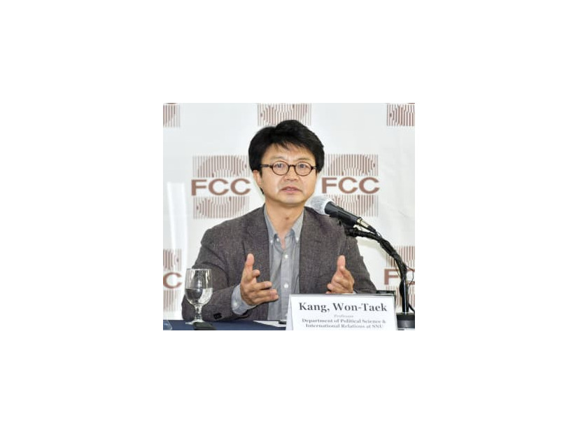 11日、ソウルで海外メディアと会見するソウル大政治外交学部の康元沢教授（共同）