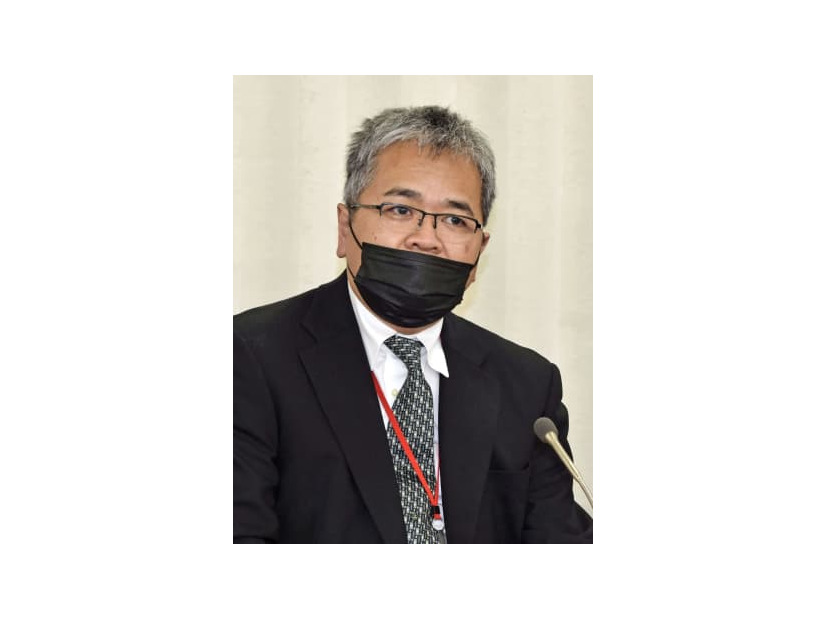 記者会見する、地下鉄サリン事件被害者で映画監督のさかはらあつしさん＝15日午後、厚労省