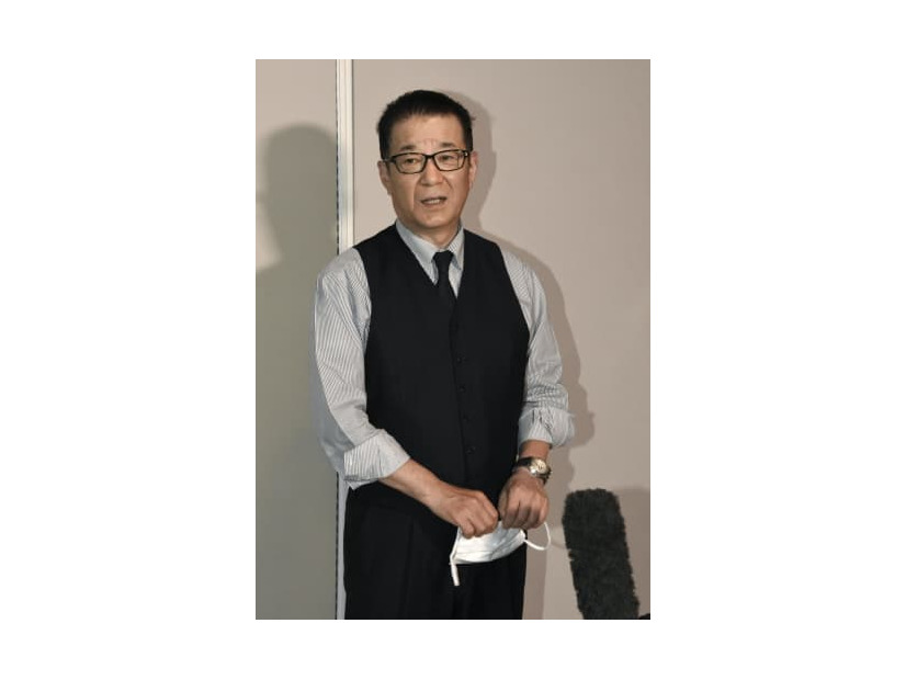 記者団の取材に応じる日本維新の会代表の松井一郎大阪市長＝28日午後、大阪市役所