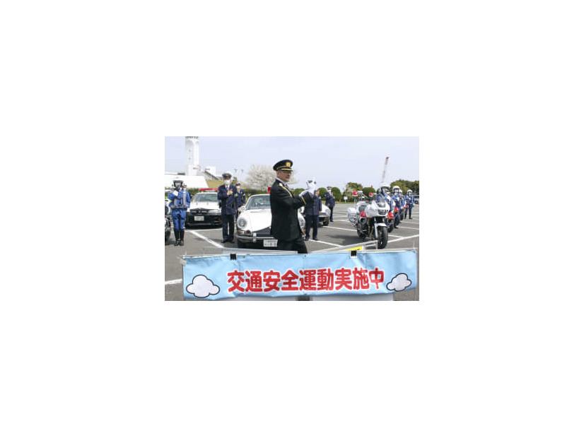 神奈川県警山手署の一日警察署長として交通安全を呼び掛ける横山剣さん＝31日午前、横浜市