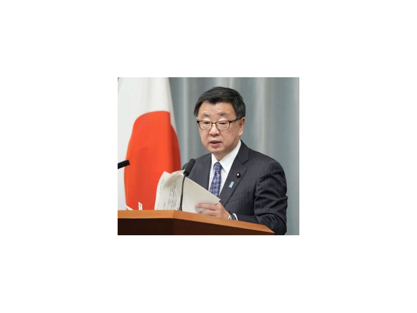 記者会見する松野官房長官＝31日午前、首相官邸