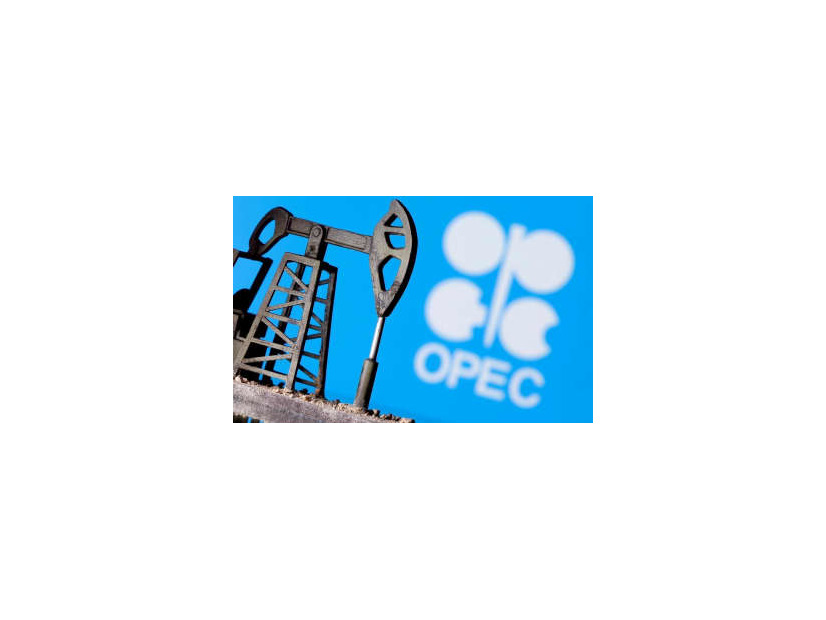 OPECのロゴと石油掘削装置の模型＝2020年（ロイター＝共同）