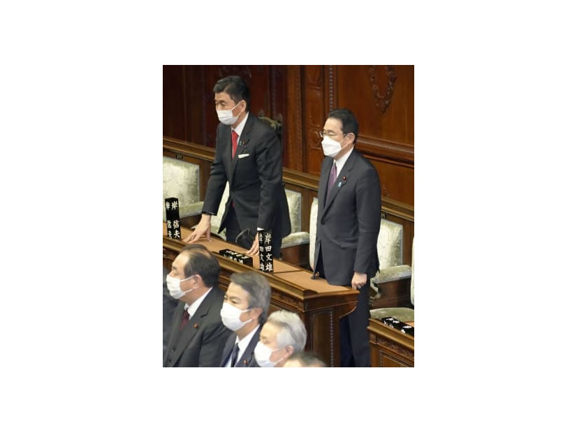 衆院本会議で経済安全保障推進法案に賛成する岸田首相（右）＝7日午後