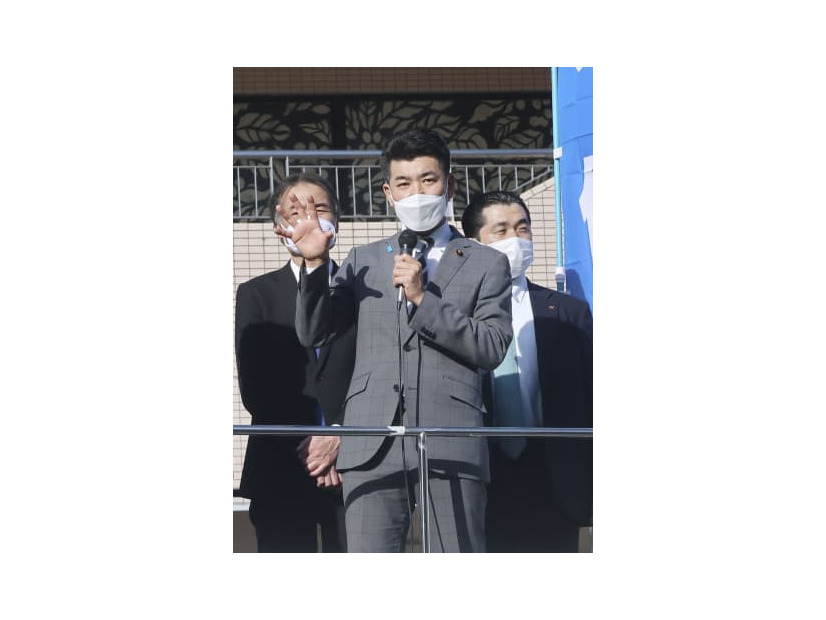 滋賀県草津市で街頭演説する立憲民主党の泉代表＝9日