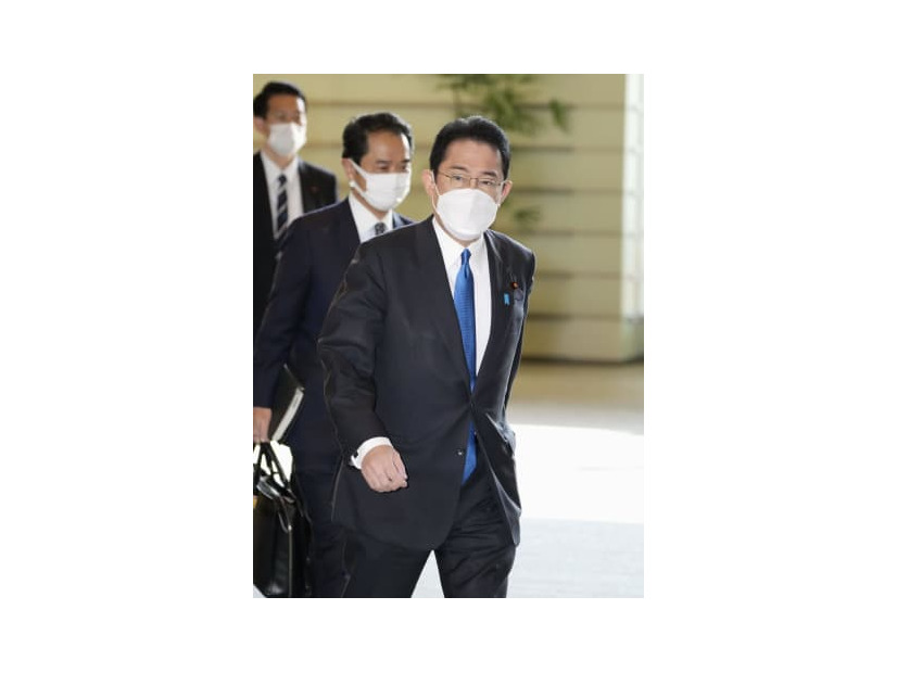 首相官邸に入る岸田首相＝12日午前