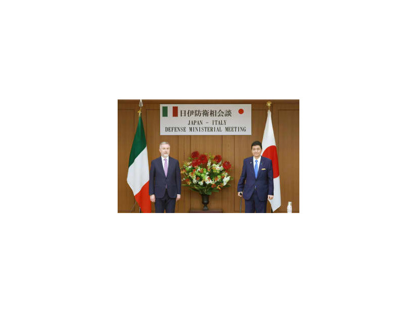 イタリアのグエリーニ国防相（左）との会談に臨む岸防衛相＝12日午後、防衛省（代表撮影）