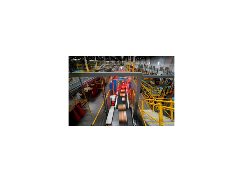 米ニュージャージー州にあるアマゾン・コムの配送センターで、ベルトコンベヤーで運ばれる荷物＝2021年11月（ロイター＝共同）