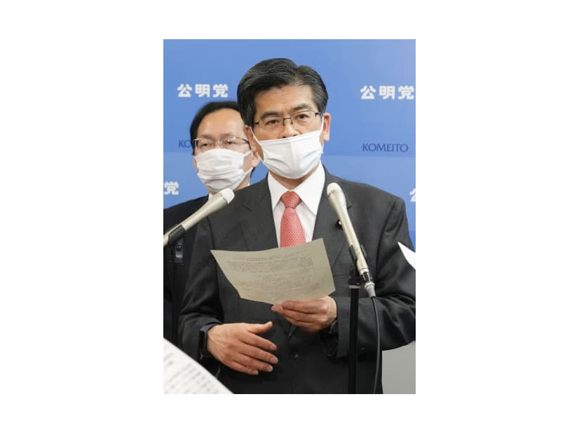 会談を終え、取材に応じる公明党の石井幹事長＝21日午後、国会