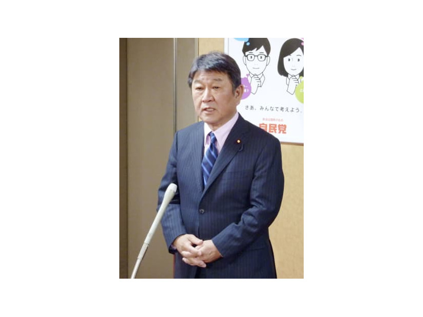 参院石川選挙区補欠選挙での勝利を受け、取材に応じる自民党の茂木幹事長＝24日夜、東京・永田町の党本部