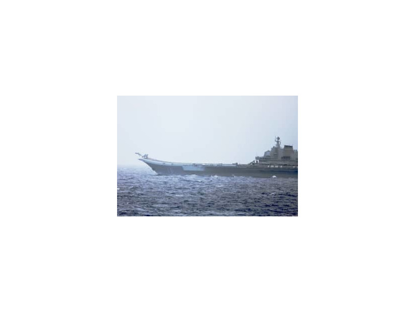戦闘機が発艦する中国海軍の空母「遼寧」＝4日、沖縄県南方の太平洋（防衛省提供）