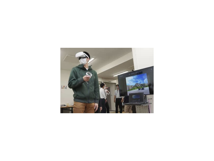 VR横断歩行シミュレーターを体験する滋賀大の学生＝4月、滋賀県彦根市