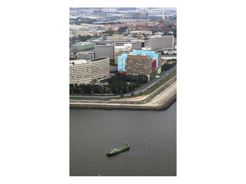 千葉県浦安市の東京ディズニーランド近くの東京湾で座礁した船＝20日午後0時55分（共同通信社ヘリから）