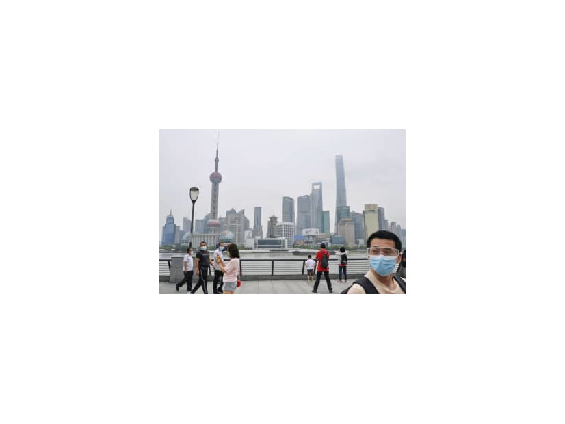 ロックダウンが解除された中国・上海の観光地、外灘（バンド）に訪れた市民ら＝1日（共同）