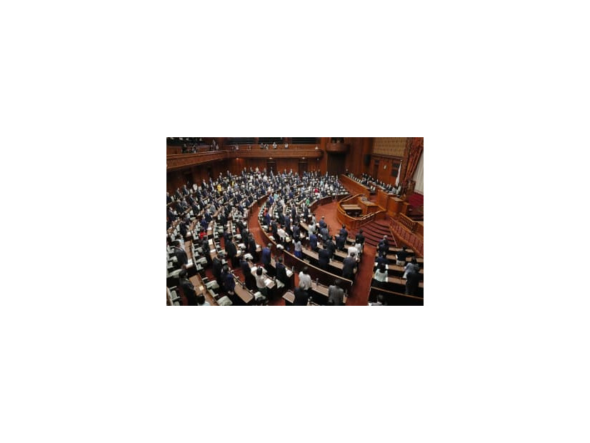 資金決済法などの改正法を可決、成立した参院本会議＝3日午前