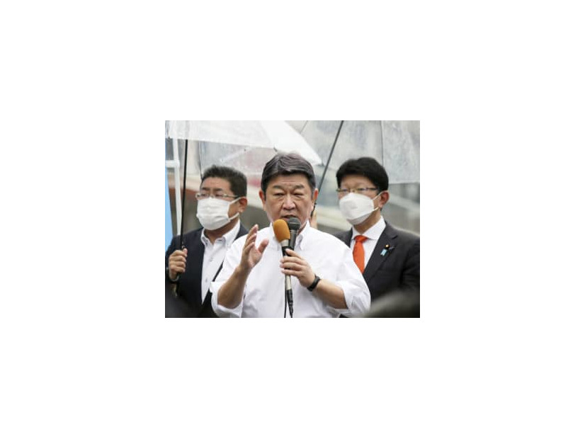 街頭演説する自民党の茂木幹事長（中央）＝5日午後、松山市