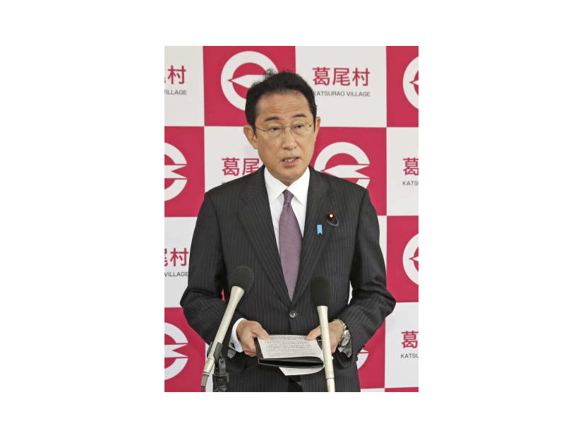 復興交流施設の視察を終え、記者の取材に応じる岸田首相＝5日午後、福島県葛尾村