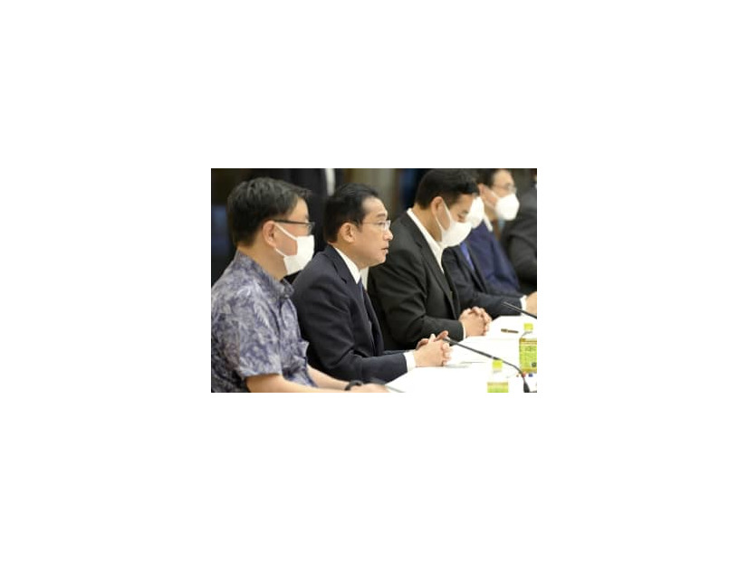 経済財政諮問会議と新しい資本主義実現会議の合同会合であいさつする岸田首相（左から2人目）＝7日午後、首相官邸