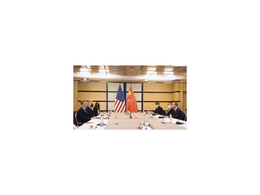 サリバン米大統領補佐官（左端）と会談する中国の楊潔チ共産党政治局員（右端）＝13日、ルクセンブルク（新華社＝共同）
