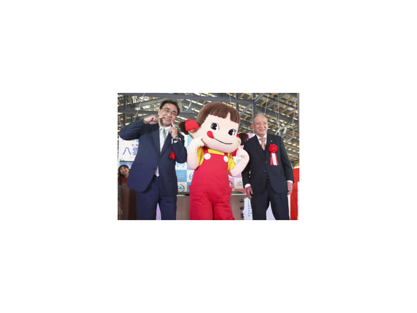 連携協定を結び、不二家の会長（右）と写真に納まる北海道八雲町の岩村克詔町長＝17日午前、八雲町