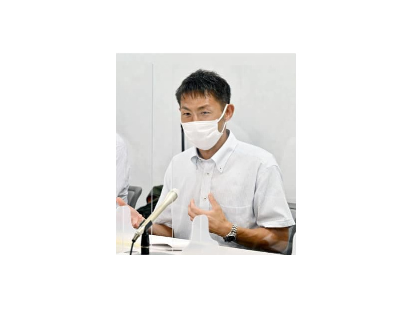 判決後に記者会見する原告の西本武史さん＝28日午後、大阪市