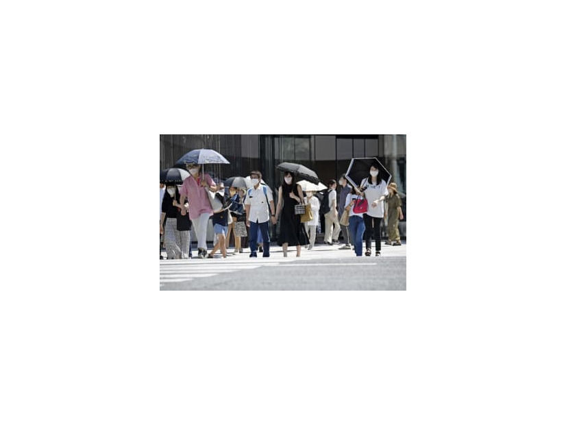東京・銀座の交差点を横断する人たち＝28日午後