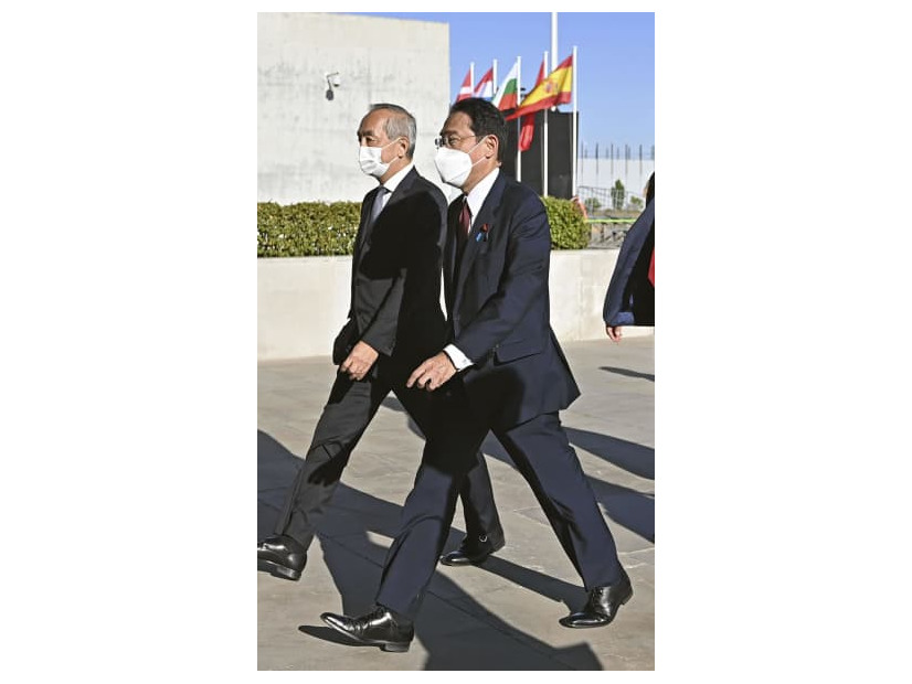 スペイン・マドリードに到着した岸田首相（手前）＝28日（代表撮影・共同）